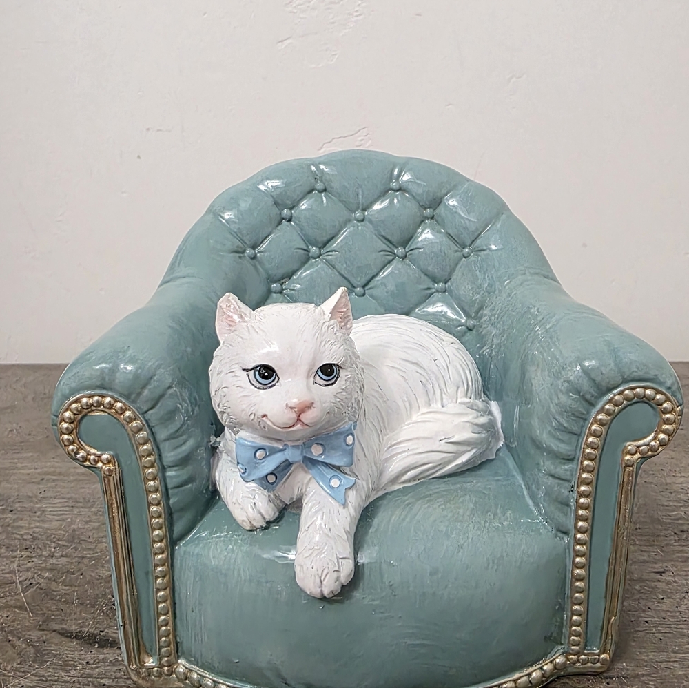 Cat in the armchair decor